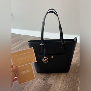 MICHAEL Michael Kors Jet Set Item Medium Top Zip Snap Pocket
Tote Black